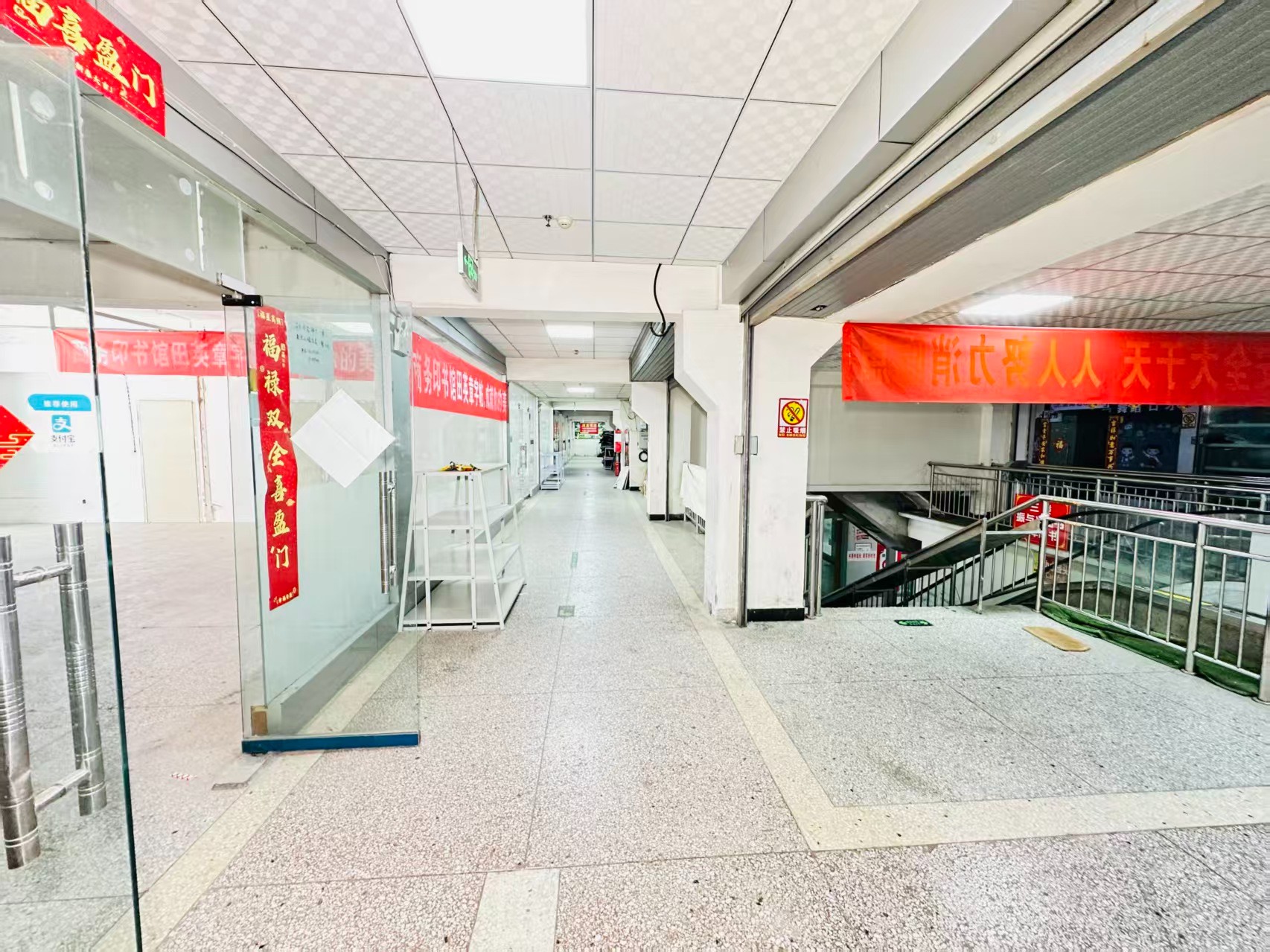 滋兰路引入人工智能技术应用场景，推动AI与商业、零售、电商、企业服务等领域融合发展。