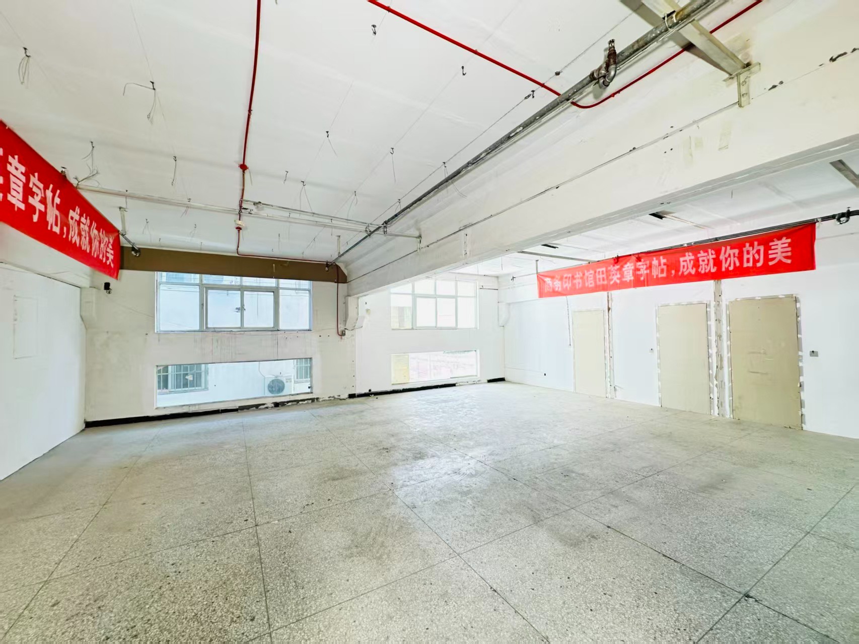 滋兰路重点吸引人工智能应用、数字经济、电商直播、智能制造服务、软件开发、科技创新企业及创业团队入驻